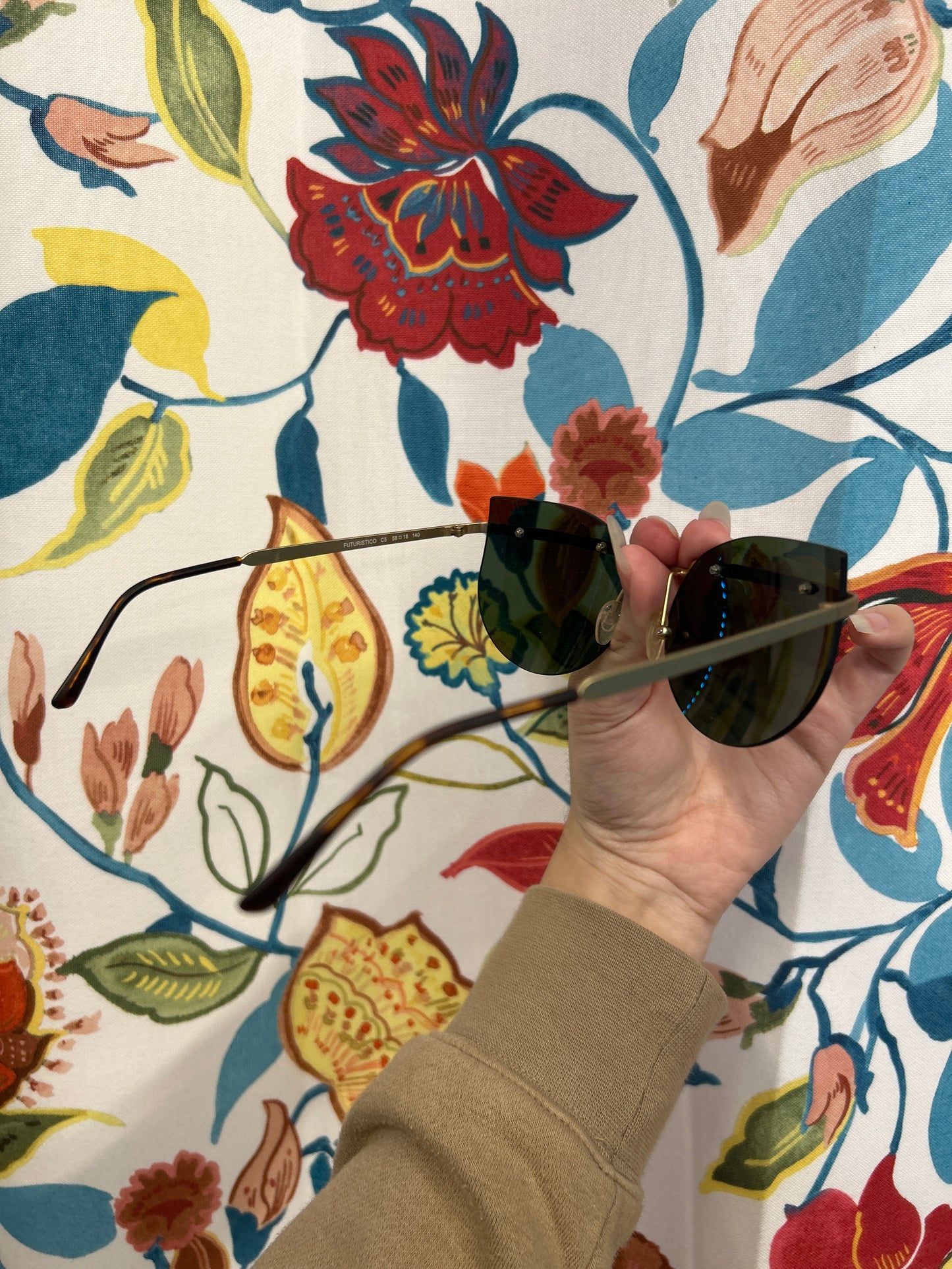 Futuristico Lightweight Gold Metal Glasses with Tinted Lenses