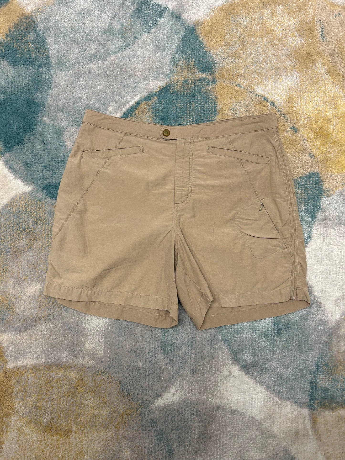 Columbia Beige short shorts