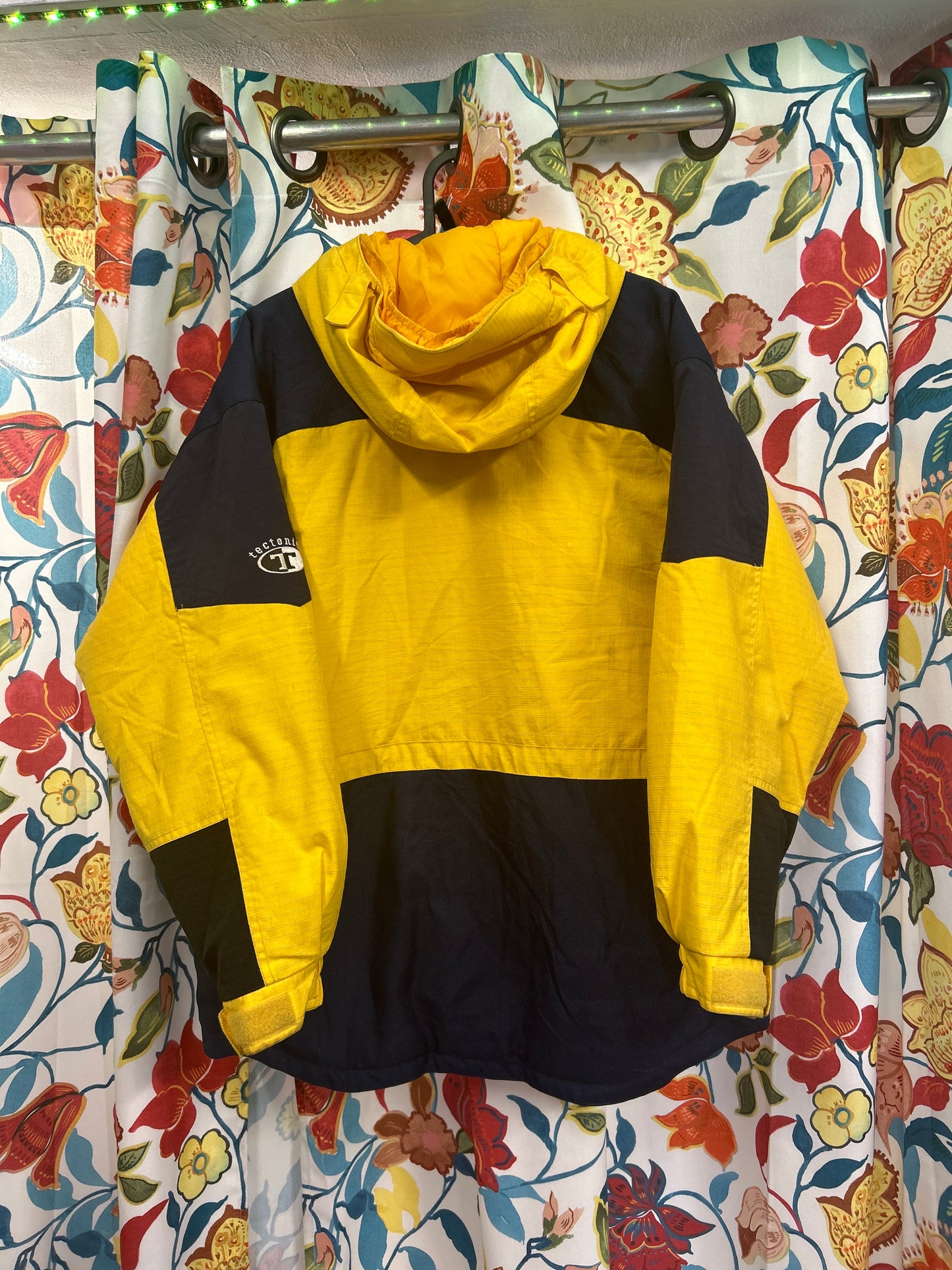 Columbia 90's yellow and dark blue heavy jacket
